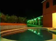 piscina de noche